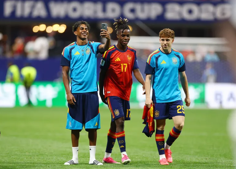 Lamine Yamal, Nico Williams et Victor Munoz en Espagne célèbrent