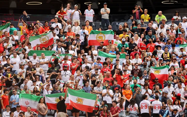 Football football - coupe du monde de la FIFA 2026 - Groupe G - Belgique / Iran - Los Angeles Stadium, Inglewood, Californie, États-Unis - 21 juin 2026 les fans iraniens affichent une révolution pré-iranienne "Lion et Soleil" drapeaux à l'intérieur du stade avant le match