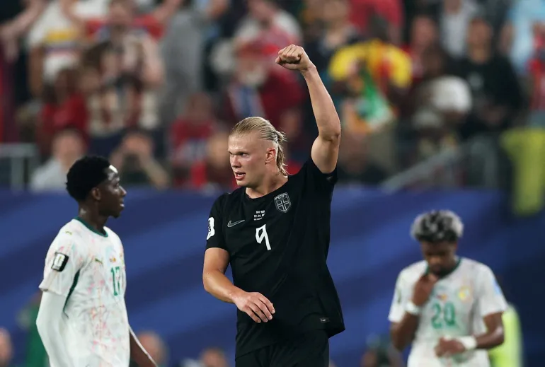Erling Haaland célèbre un but contre le Sénégal.