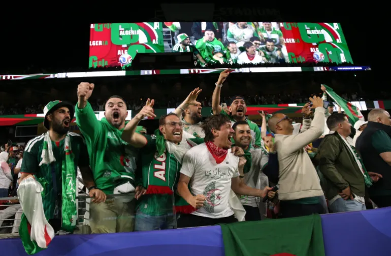 Football football - coupe du monde de la FIFA 2026 - Groupe J - Jordanie / Algérie - San Francisco Bay Area Stadium, Santa Clara, Californie, États-Unis - 22 juin 2026 les fans algériens célèbrent dans les tribunes après qu'Amine Gouiri ait obtenu son deuxième but IMAGN IMAGES via Reuters/David Gonzales