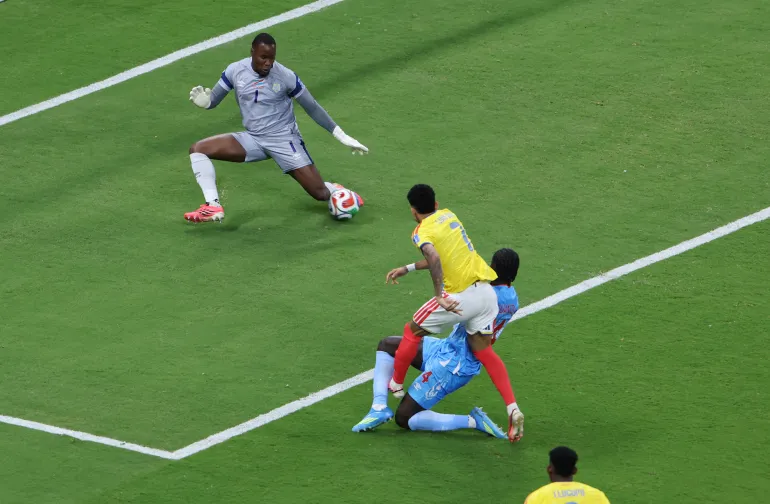 Football football - coupe du monde de la FIFA 2026 - Groupe K - Colombie / RD Congo - Estadio Guadalajara, Guadalajara, Mexique - 23 juin 2026 Luis Diaz, de Colombie, a son tir sauvé par Lionel Mpasi REUTERS/Raquel Cunha, de la RD Congo