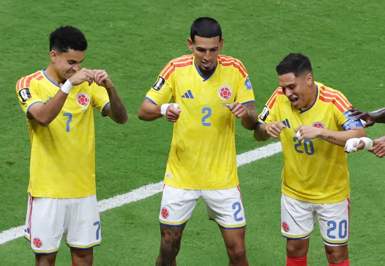 Football football - coupe du monde de la FIFA 2026 - Groupe K - Colombie / RD Congo - Estadio Guadalajara, Guadalajara, Mexique - 23 juin 2026 Daniel Munoz, de Colombie, célèbre son premier but avec Luis Diaz et Juan Quintero REUTERS/Raquel Cunha