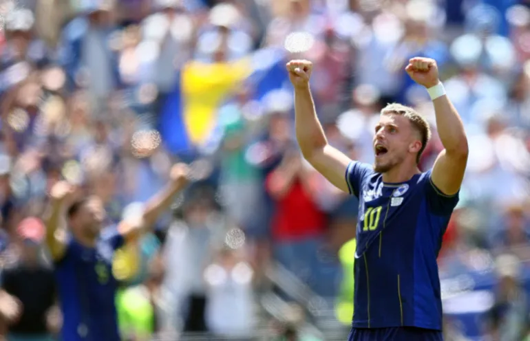 Ermedin Demirovic, de Bosnie-Herzégovine, célèbre après le match contre le Qatar