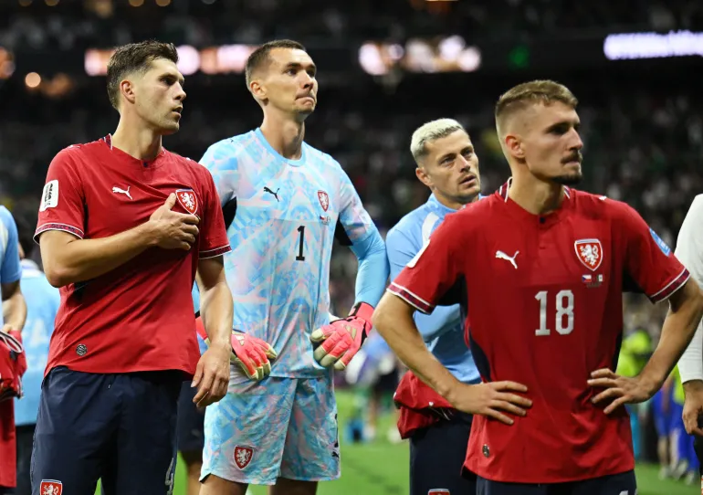 Matej Kovar, Robin Hranac, Michal Sadilek et Tomas Holes réagissent.