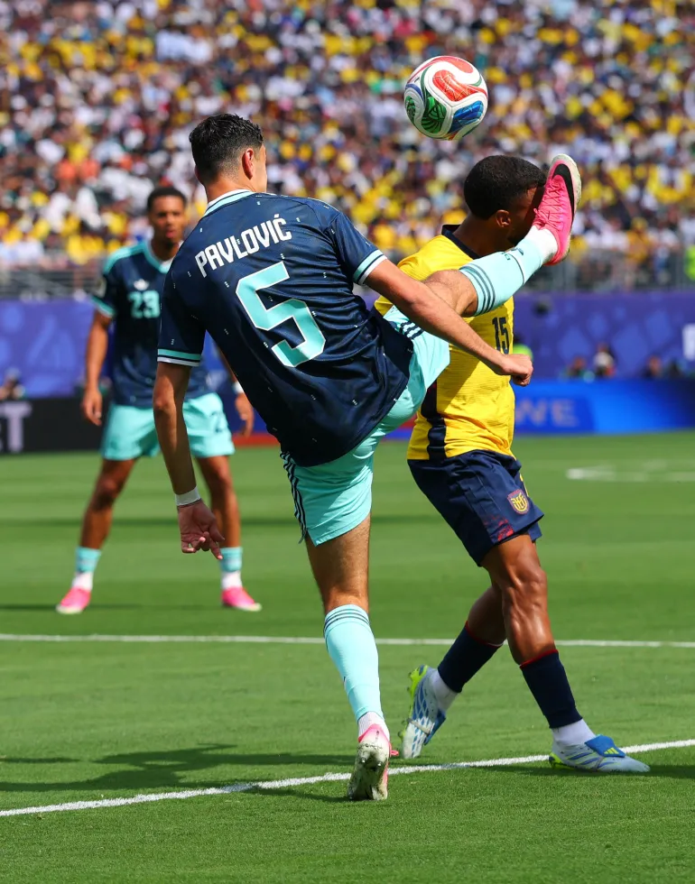 Football football - coupe du monde de la FIFA 2026 - Groupe E - Equateur / Allemagne - New York/New Jersey Stadium, East Rutherford, New Jersey, États-Unis - 25 juin 2026 Aleksandar Pavlovic en Allemagne en action avec Pedro Vite REUTERS/Mike Segar en Equateur