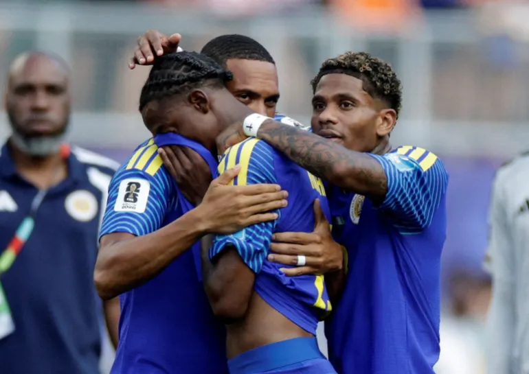 Football football - coupe du monde de la FIFA 2026 - Groupe E - Curaçao / Côte d'Ivoire - Philadelphia Stadium, Philadelphie, Pennsylvanie, États-Unis - 25 juin 2026 Arjany Martha et ses coéquipiers de Curaçao semblent abattus après le match alors que Curaçao est éliminé de la coupe du monde REUTERS/Pilar Olivares IMAGES TPX DU JOUR
