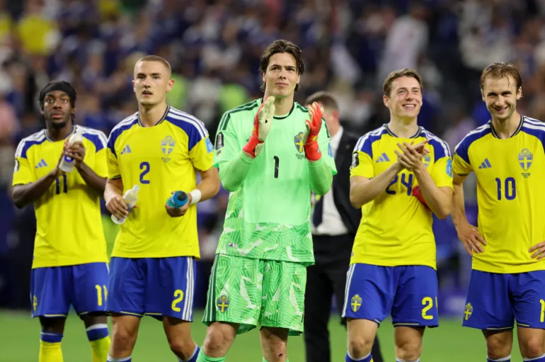 Football football - coupe du monde de la FIFA 2026 - Groupe F - Japon / Suède - Dallas Stadium, Arlington, Texas, États-Unis - 25 juin 2026 Anthony Elanga, Gustaf Lagerbielke, Jacob Widell Zetterstrom, Elliot Stroud et Benjamin Nygren réagissent après le match IMAGNEZ LES IMAGES via Reuters/Tim Heitman
