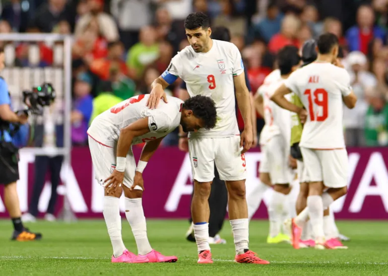 Football football - coupe du monde de la FIFA 2026 - Groupe G - Egypte / Iran - Seattle Stadium, Seattle, Washington, États-Unis - 26 juin 2026 Ramin Rezaeian et Mehdi Taremi, en Iran, semblent abattus après le match REUTERS/Carlos Barria