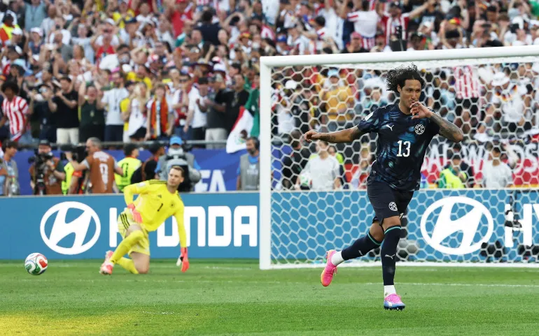 Football football - coupe du monde de la FIFA 2026 - Round de 32 - Allemagne / Paraguay - Boston Stadium, Foxborough, Massachusetts, États-Unis - 29 juin 2026 José Canale, du Paraguay, célèbre une pénalité lors de la fusillade pour gagner le match REUTERS/Amanda Perobelli IMAGES TPX DU JOUR