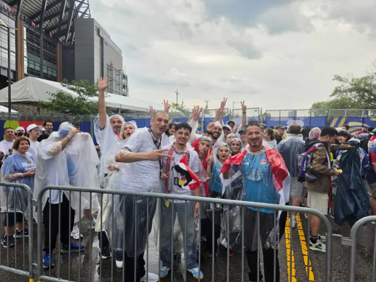 Supporters irakiens devant le stade de Philadelphie [Ali Harb/Al Jazeera]