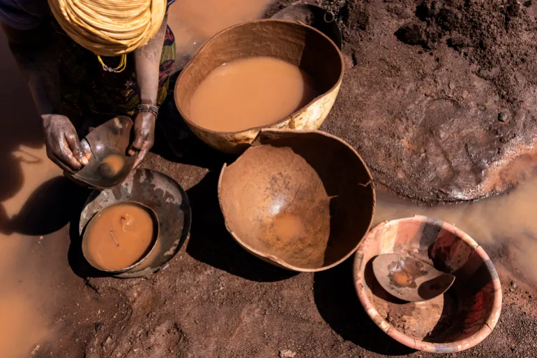 Un mineur artisanal cherche de l'or à la mine d'or de Karakaene