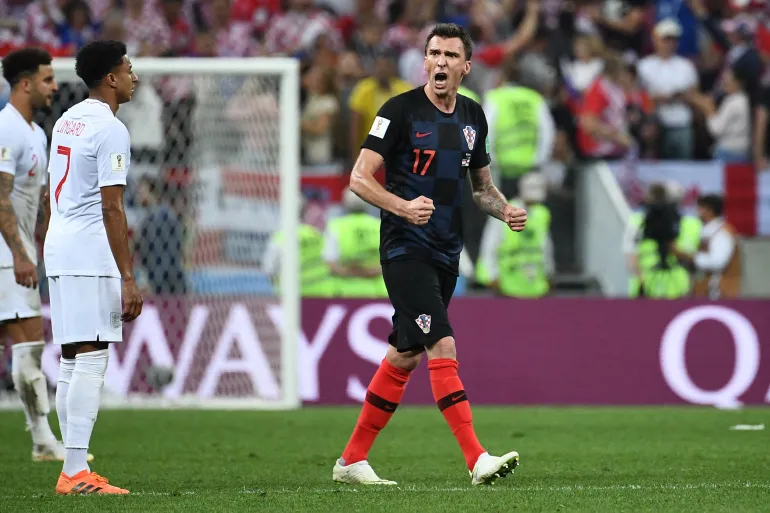 L'attaquant croate Mario Mandzukic (à droite) célèbre le deuxième but de son équipe lors de la demi-finale de la Coupe du monde Russie 2018 entre la Croatie et l'Angleterre au stade Luzhniki de Moscou le 11 juillet 2018. (Photo de FRANCK FIFE / AFP) / RESTREINT À UN USAGE ÉDITORIAL - PAS D'ALERTES PUSH/TÉLÉCHARGEMENTS MOBILES