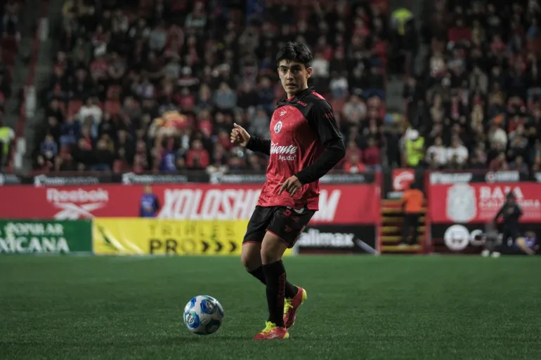 Le milieu de terrain n°19 de Tijuana, Gilberto Mora, contrôle le ballon lors du match de football de Liga MX Clausura entre Tijuana et l'Atletico de San Luis au stade Caliente de Tijuana, Basse-Californie, Mexique, le 17 janvier 2026. (Photo de Guillermo ARIAS / AFP)