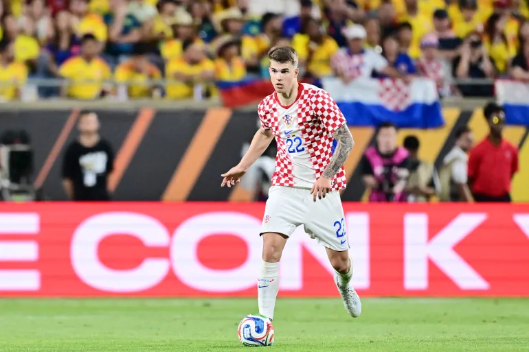 ORLANDO, FLORIDE - 26 MARS : Luka Vuskovic, de Croatie, contrôle le ballon lors du match international amical entre la Colombie et la Croatie, un international au Camping World Stadium, le 26 mars 2026 à Orlando, en Floride. Julio Aguilar/Getty Images/AFP (Photo de Julio Aguilar / GETTY IMAGES AMÉRIQUE DU NORD / Getty Images via AFP)