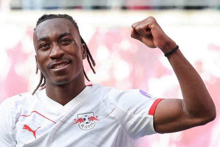 L'attaquant ivoirien n°49 de Leipzig, Yan Diomande, célèbre le premier but lors du match de football de première division allemande de Bundesliga entre le RB Leipzig et le Borussia Moenchengladbach à Leipzig, dans l'est de l'Allemagne, le 11 avril 2026. (Photo de Ronny HARTMANN / AFP) / LA RÈGLEMENT DU DFL INTERDIT TOUTE UTILISATION DE PHOTOGRAPHIES COMME SÉQUENCES D'IMAGES ET/OU RÉCOLTE ALTERNATIVE QUASI-VIDÉO
