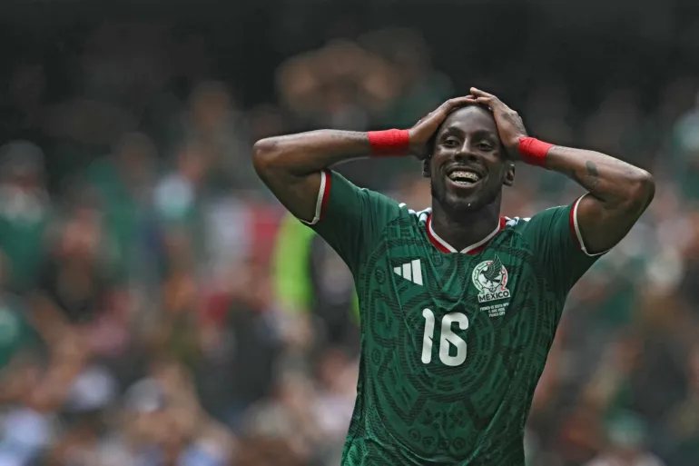 L'attaquant mexicain n°16 Julian Quinones réagit à une occasion manquée lors du match de football du groupe A de la Coupe du monde 2026 entre le Mexique et l'Afrique du Sud