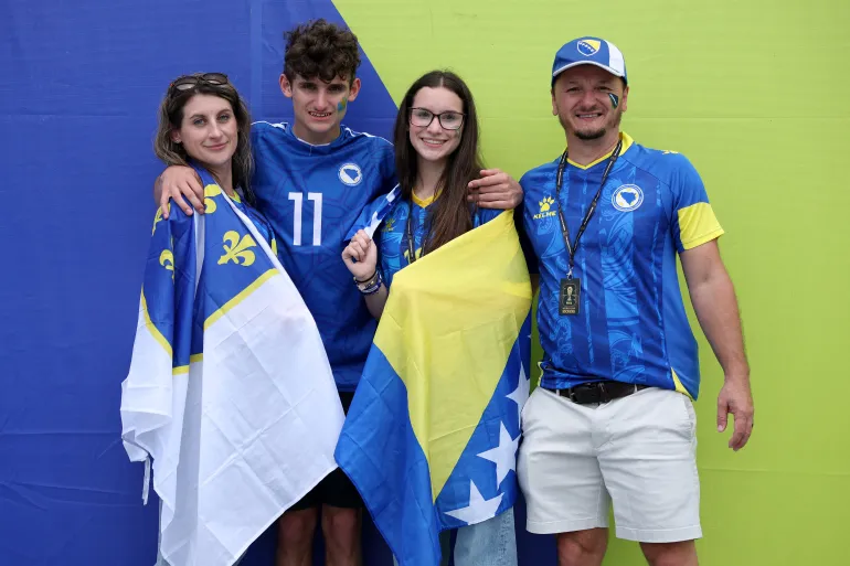 TORONTO, ONTARIO - LE 12 JUIN : les fans de Bosnie-Herzégovine arrivent avant le match du groupe B de la Coupe du monde de la FIFA 2026 entre le Canada et la Bosnie-Herzégovine au stade de Toronto le 12 juin 2026 à Toronto, Ontario. Michael Steele/Getty Images/AFP (Photo de MICHAEL STEELE / GETTY IMAGES NORTH AMERICA / Getty Images via AFP)