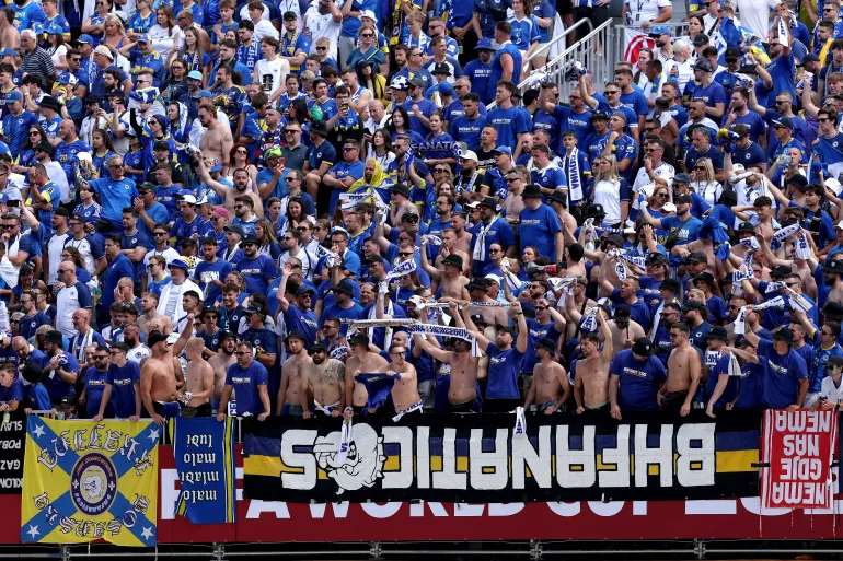 TORONTO, ONTARIO - LE 12 JUIN : les fans de Bosnie-Herzégovine applaudissent dans les tribunes lors du match du groupe B de la Coupe du monde de la FIFA 2026 entre le Canada et la Bosnie-Herzégovine au stade de Toronto, le 12 juin 2026 à Toronto, en Ontario. Michael Steele/Getty Images/AFP (Photo de MICHAEL STEELE / GETTY IMAGES NORTH AMERICA / Getty Images via AFP)