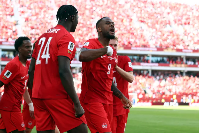 L'attaquant canadien n°09 Cyle Larin (à droite) célèbre après avoir marqué un but lors du match de football du groupe B de la Coupe du monde 2026 entre le Canada et la Bosnie-Herzégovine au stade de Toronto, à Toronto, le 12 juin 2026. (Photo de Cole Burston / AFP)