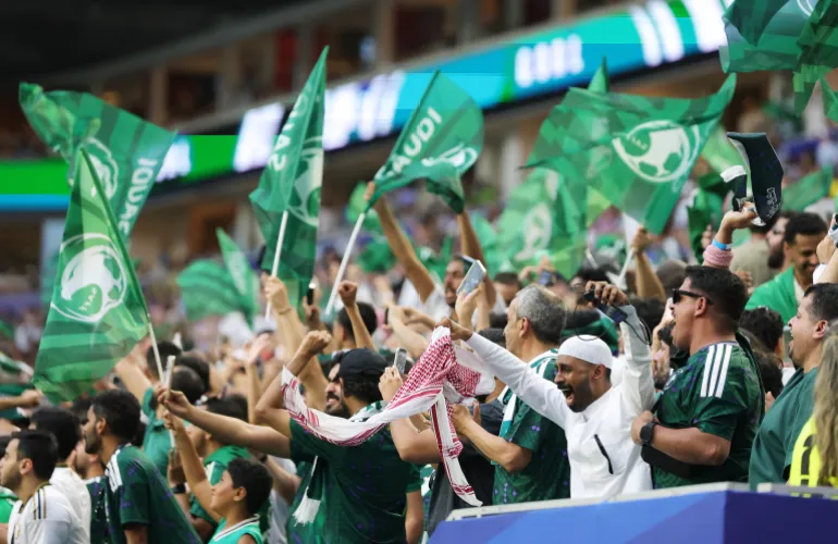 MIAMI, FLORIDE - JUIN 15 : les fans d'Arabie Saoudite célèbrent alors qu'Abdulelah Al-Amri #4 (non représenté) d'Arabie Saoudite marque le premier but de son équipe lors du match du groupe H de la coupe du monde de la FIFA 2026 entre l'Arabie Saoudite et l'Uruguay au stade de Miami, le 15 juin 2026 à Miami, en Floride. Alex Slitz/Getty Images/AFP (Photo par Alex Slitz / GETTY IMAGES AMÉRIQUE DU NORD / Getty Images via AFP)