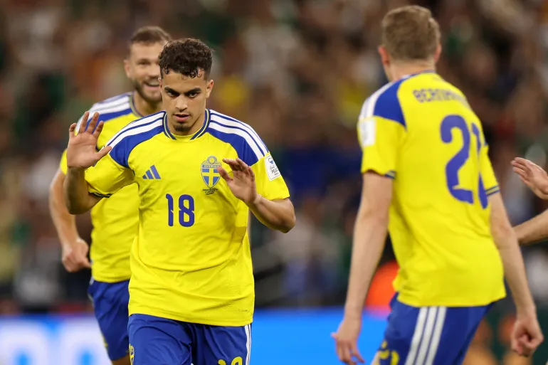 Le milieu de terrain suédois #18 Yasin Ayari célèbre le premier but de son équipe lors du match de football du Groupe F de la Coupe du monde 2026 entre la Suède et la Tunisie au stade de Monterrey à Guadalupe, le 14 juin 2026. (Photo de Julio Cesar AGUILAR / AFP)