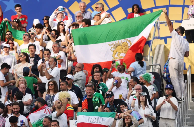 LOS ANGELES, CALIFORNIE - 15 JUIN : les fans de l'IR Iran brandissent le drapeau des nations avant le match du groupe G de la Coupe du Monde de la FIFA 2026 entre l'IR Iran et la Nouvelle-Zélande au stade de Los Angeles le 15 juin 2026 à Los Angeles, Californie. Jamie Squire/Getty Images/AFP (Photo de JAMIE SQUIRE / GETTY IMAGES AMÉRIQUE DU NORD / Getty Images via AFP)