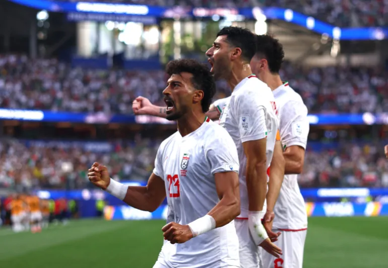 LOS ANGELES, CALIFORNIE - 15 JUIN : Ramin Rezaeian #23 de l'IR Iran célèbre avec ses coéquipiers après avoir marqué le premier but de son équipe lors du match du groupe G de la Coupe du Monde de la FIFA 2026 entre l'IR Iran et la Nouvelle-Zélande au stade de Los Angeles le 15 juin 2026 à Los Angeles, Californie. Dean Mouhtaropoulos/Getty Images/AFP (Photo de Dean Mouhtaropoulos / GETTY IMAGES NORTH AMERICA / Getty Images via AFP)