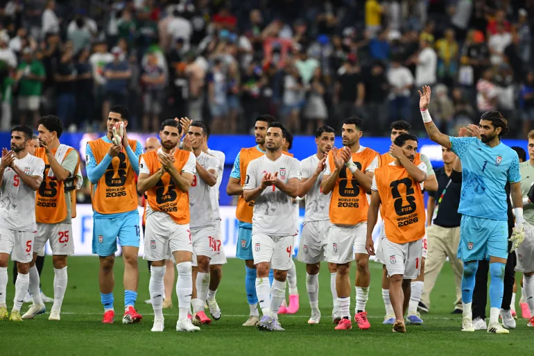 Les joueurs iraniens saluent leurs supporters après le match de football du Groupe G de la Coupe du monde 2026 entre l'Iran et la Nouvelle-Zélande au stade de Los Angeles à Inglewood, le 15 juin 2026. (Photo de Patrick T. Fallon / AFP)