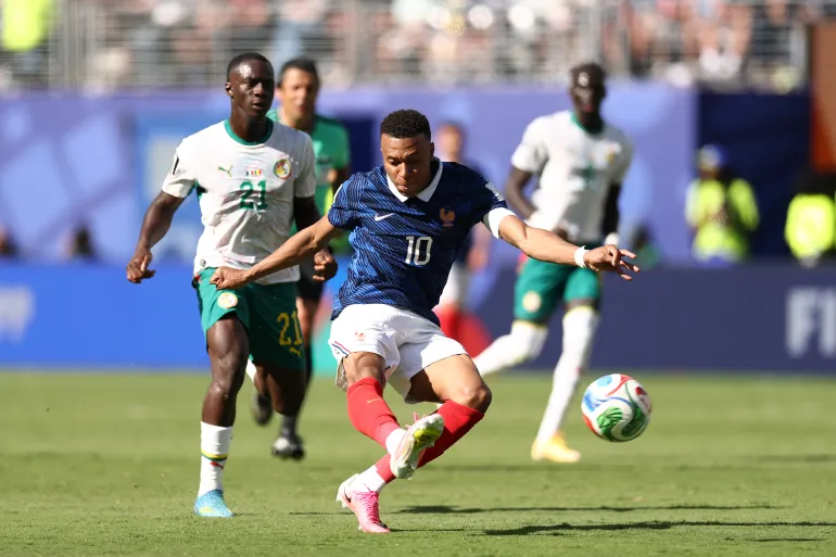 L'attaquant français n°10 Kylian Mbappe tire pour marquer le troisième but de son équipe lors du match de football du Groupe I de la Coupe du Monde 2026 entre la France et le Sénégal au New York/New Jersey Stadium à East Rutherford le 16 juin 2026. (Photo de CHARLY TRIBALLEAU / AFP)