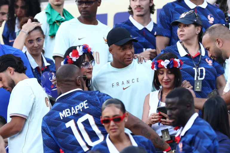 L'attaquant français n°10 Kylian Mbappe pose pour une photo avec ses proches et amis dans les tribunes après le match de football du Groupe I de la Coupe du monde 2026 entre la France et le Sénégal au New York/New Jersey Stadium à East Rutherford le 16 juin 2026. (Photo de FRANCK FIFE / AFP)