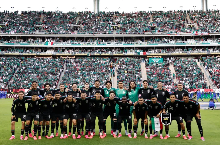Les joueurs mexicains posent pour une photo avant le match de football du Groupe A de la Coupe du monde 2026 entre le Mexique et la Corée du Sud au stade Guadalajara de Zapopan, le 18 juin 2026. (Photo d'ULISES RUIZ / AFP)