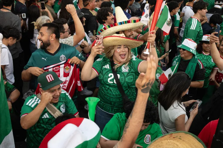 Les supporters mexicains applaudissent après que leur équipe a remporté le match de la Coupe du monde 2026 entre la Corée du Sud et le Mexique au parc international de Séoul, dans le quartier de Koreatown à Los Angeles, le 18 juin 2026. (Photo d'ETIENNE LAURENT / AFP)