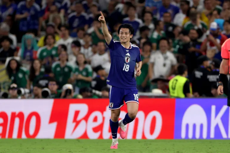 L'attaquant japonais #18 Ayase Ueda célèbre.