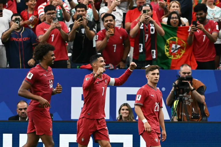 L'attaquant portugais n°07 Cristiano Ronaldo (au centre) célèbre le quatrième but de son équipe lors du match de football du Groupe K de la Coupe du monde 2026 entre le Portugal et l'Ouzbékistan au Houston Stadium de Houston, le 23 juin 2026. (Photo de RONALDO SCHEMIDT / AFP)