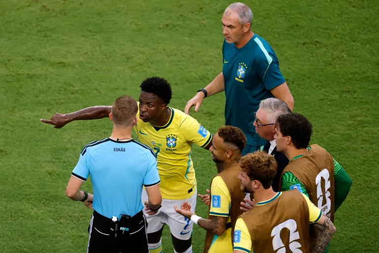 MIAMI GARDENS, FLORIDE - 24 JUIN : Vinicius Junior #7 du Brésil réagit après que son deuxième but ait été refusé à la suite d'un examen du VAR lors du match du groupe C de la coupe du monde de la FIFA 2026 entre l'Écosse et le Brésil au stade de Miami le 24 juin 2026 à Miami Gardens, en Floride. Michael Reaves/Getty Images/AFP (Photo de Michael Reaves / GETTY IMAGES AMÉRIQUE DU NORD / Getty Images via AFP)
