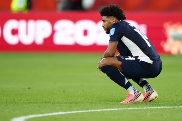 Le milieu de terrain panaméen #14 Carlos Harvey réagit après avoir perdu le match de football du Groupe L de la Coupe du monde 2026 entre le Panama et la Croatie au Toronto Stadium de Toronto, le 23 juin 2026. (Photo de Cole Burston / AFP)