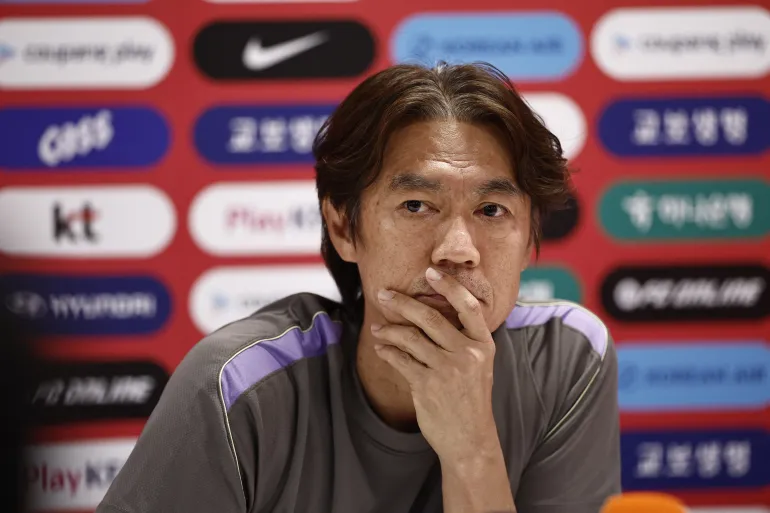 L'entraîneur-chef de la Corée du Sud, Hong Myung-bo, fait des gestes lorsqu'il donne une conférence de presse à Chivas Verde Valle à Guadalajara, au Mexique, le 25 juin 2026, lors de la coupe du monde de football 2026. (Photo d'Ulises RUIZ / AFP)