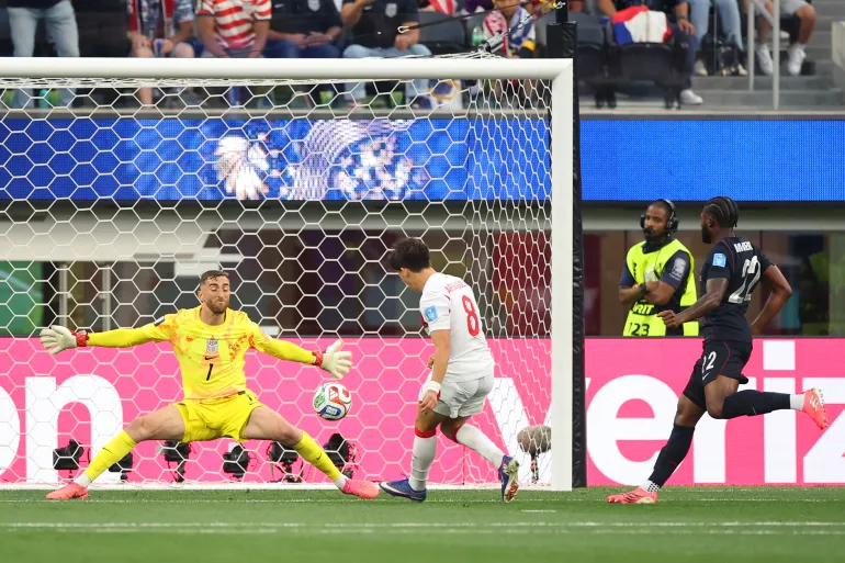 INGLEWOOD, CALIFORNIE - 25 JUIN : Arda Guler #8 de Turkiye marque le premier but de son équipe lors du match du groupe D de la Coupe du Monde de la FIFA 2026 entre Türkiye et les États-Unis au stade de Los Angeles le 25 juin 2026 à Inglewood, Californie. Alex Grimm/Getty Images/AFP (Photo par ALEX GRIMM / GETTY IMAGES AMÉRIQUE DU NORD / Getty Images via AFP)