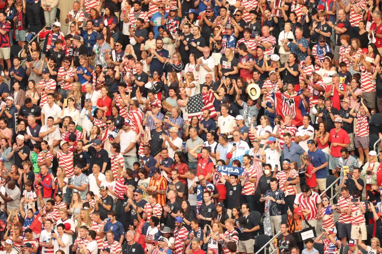 Des supporters américains encouragent leur équipe avant le match de football du Groupe D de la Coupe du monde 2026 entre la Turquie et les États-Unis au stade de Los Angeles à Inglewood, le 25 juin 2026. (Photo d'Etienne LAURENT / AFP)