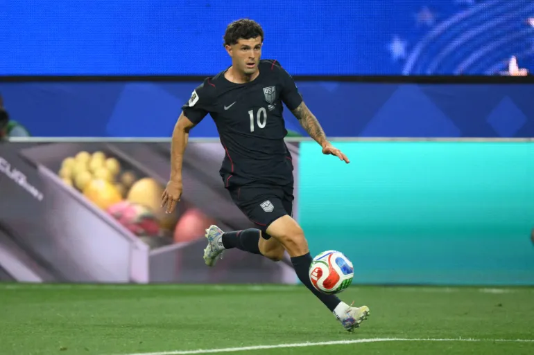 L'attaquant américain n°10 Christian Pulisic contrôle le ballon lors du match de football du Groupe D de la Coupe du monde 2026 entre la Turquie et les États-Unis au stade de Los Angeles à Inglewood, le 25 juin 2026. (Photo de Patrick T. FALLON / AFP)