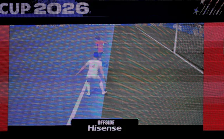 SEATTLE, WASHINGTON - 26 JUIN : La rediffusion vidéo dans le stade montre Shoja Khalilzadeh #4 de la RI Iran comme hors-jeu lorsqu'il a marqué le deuxième but qui a ensuite été refusé lors du match du groupe G de la Coupe du Monde de la FIFA 2026 entre l'Égypte et la RI Iran au stade de Seattle le 26 juin 2026 à Seattle, Washington. Richard Heathcote/Getty Images/AFP (Photo de Richard HEATHCOTE / GETTY IMAGES NORTH AMERICA / Getty Images via AFP)