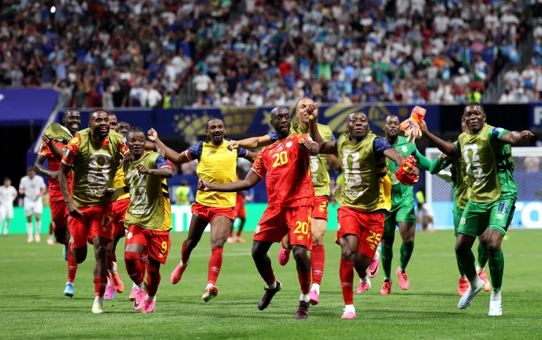 ATLANTA, GÉORGIE - 27 JUIN : Yoane Wissa #20 de la RD du Congo célèbre avec ses coéquipiers après avoir marqué le troisième but de l'équipe lors du match du groupe K de la coupe du monde de la FIFA 2026 entre la RD du Congo et l'Ouzbékistan au stade d'Atlanta le 27 juin 2026 à Atlanta, Géorgie. Molly Darlington/Getty Images/AFP (Photo de Molly Darlington / GETTY IMAGES NORTH AMERICA / Getty Images via AFP)