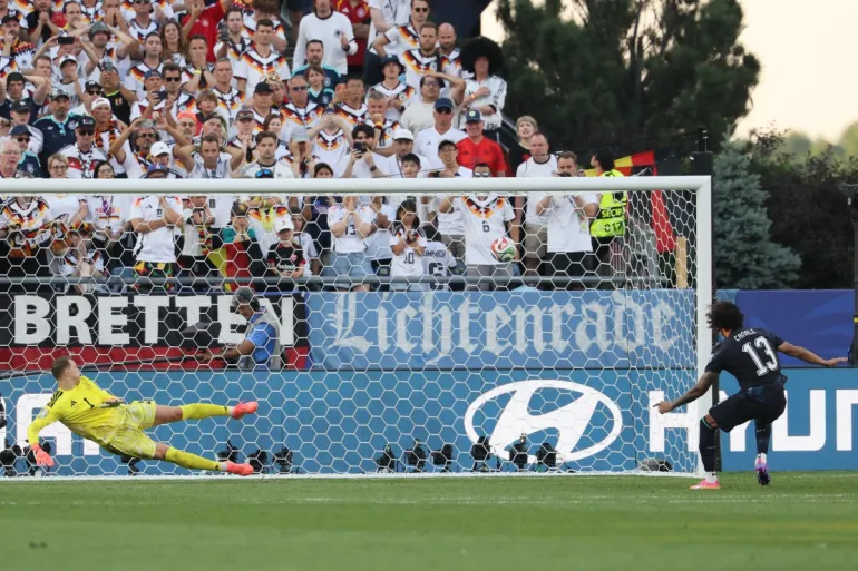 Le défenseur paraguayen n°13 Jose Canale marque un penalty devant le gardien allemand n°01 Manuel Neuer pour remporter les tirs au but 
