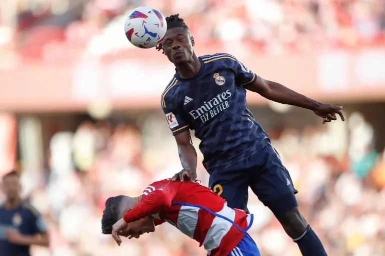 Eduardo Camavinga du Real Madrid, en haut, dirige le ballon défié par José Callejon de Grenade lors d'un match de football de la Liga espagnole entre le FC Grenade et le Real Madrid au stade Los Carmanes de Grenade, Espagne, le samedi 11 mai 2024. (AP Photo/Fermin Rodriguez)