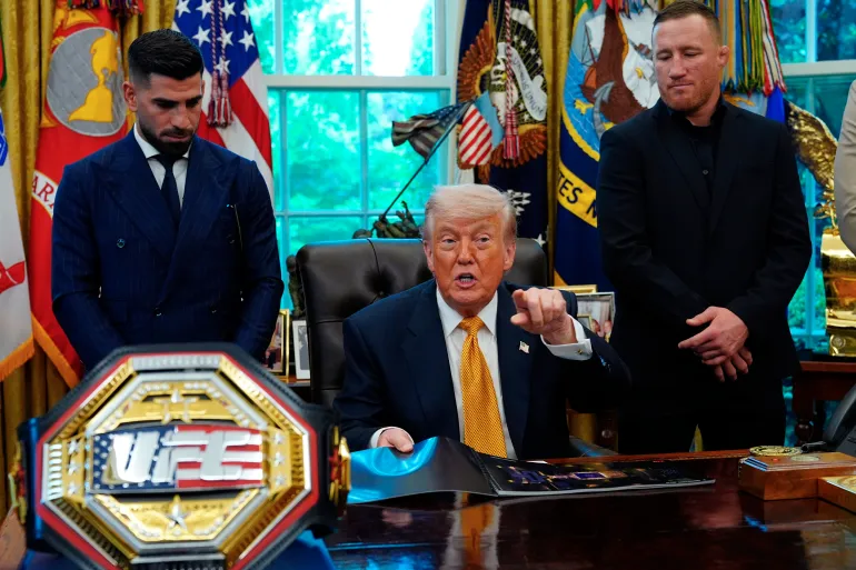 Le président Donald Trump s'exprime sous les noms d'Ilia Topuria, à gauche, et de Justin Gaethje.