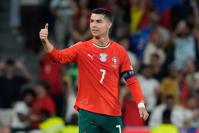 DOSSIER – Le Portugais Cristiano Ronaldo célèbre après avoir marqué lors d'un match de football de qualification du groupe F pour la Coupe du monde 2026 entre le Portugal et la Hongrie à Lisbonne, le 14 octobre 2025. (AP Photo/Armando Franca, File)