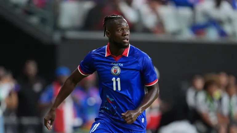 L'attaquant haïtien Louicius Deedson court sur le terrain lors de la première moitié d'un match international de football amical contre le Pérou, le vendredi 5 juin 2026, à Miami. (Photo AP/Rebecca Blackwell)