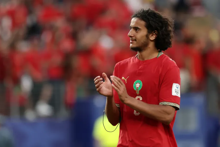 Le Marocain Ayyoub Bouaddi (6 ans) applaudit alors qu'il quitte le terrain après un match nul lors du match de football du groupe C de la Coupe du monde entre le Brésil et le Maroc à East Rutherford, dans le New Jersey, près de New York, le samedi 13 juin 2026. (AP Photo/Adam Hunger)