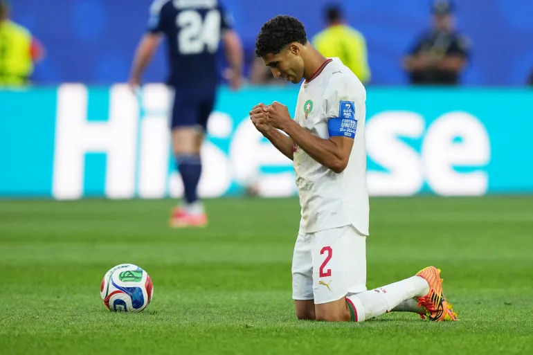 Le Marocain Achraf Hakimi célèbre la fin du match de football du groupe C de la Coupe du monde entre l'Écosse et le Maroc à Foxborough, Massachusetts, près de Boston, le vendredi 19 juin 2026. (AP Photo/Martin Meissner)