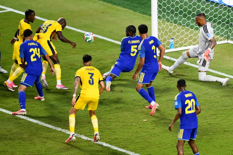 L'Équatorien Enner Valencia (13 ans) se dirige vers le but alors que le gardien de Curaçao Eloy Room, à droite, défend lors du match de football du groupe E de la Coupe du monde entre l'Équateur et Curaçao à Kansas City, Missouri, le samedi 20 juin 2026. (AP Photo/Reed Hoffmann)